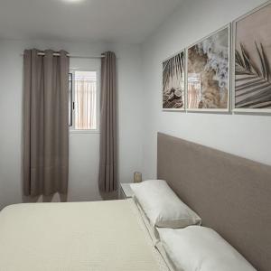 a bedroom with a bed and a window at Vistamar Apartament Edif Mar y Sol in Santa Cruz de Tenerife