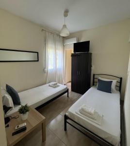 Postel nebo postele na pokoji v ubytování Akrogiali Studios Michaniona