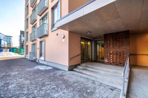 ULEABO New and bright downtown 3-room apartment في أولو: مبنى به درج بجانب مبنى