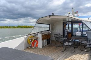 Θέα στο ποτάμι κοντά σε αυτό το πλωτό κατάλυμα +3 φωτογραφίες