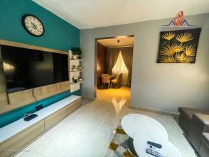 Телевизор и/или развлекательный центр в Ranscilla Homes & Apartments