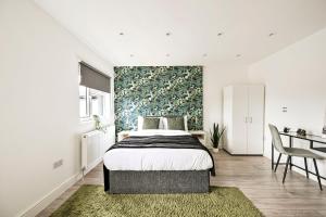 a bedroom with a bed and a green and white wall at Ealing Broadway Apartment- Near Tube Station -WIFI- Netflix in Ealing