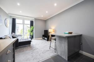 una sala de estar con un sofá y una mesa en The Sharston - Free Parking & Close To Airport, en Wythenshawe