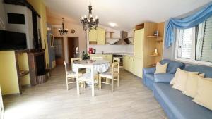 TV a/nebo společenská místnost v ubytování Villa Jelena Vir near beach