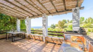 d'une terrasse avec une table et une vue sur l'océan. dans l'établissement Casa La Haza de Frigiliana by Ruralidays, à Frigiliana