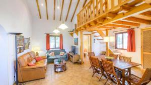 un salon avec une table et un canapé dans l'établissement Casa La Haza de Frigiliana by Ruralidays, à Frigiliana