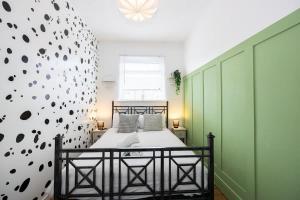 Postel nebo postele na pokoji v ubytování Winslow House- Close To Coop Etihad & Free Parking