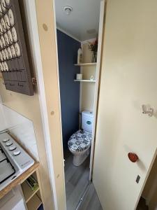 Un pequeño baño con inodoro en una habitación. en Salamandre, en Sainte-Croix-du-Verdon