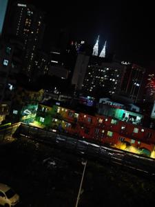 Una vista de una ciudad de noche con edificios. en Moonlight Inn Bukit Bintang, en Kuala Lumpur