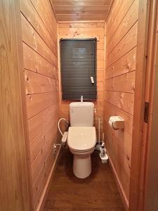 嬬恋村にあるSecret Base Mysa ミーサの木製の壁のバスルーム(トイレ付) +28枚の写真
