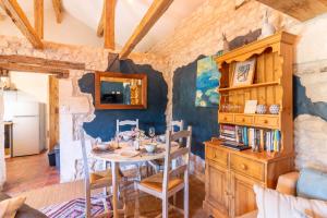 una sala da pranzo con tavolo e sedie di Les Nenuphars - Dordogne, Riberac a Saint-Martial-Viveyrol