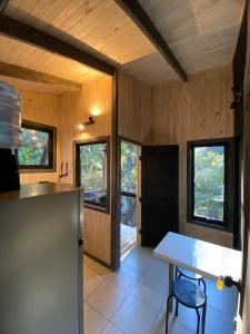 ビルチェスにあるTiny house Roble en Vilches altoのキッチン(テーブル付)が備わります。