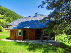 アウ・イム・ブレゲンツァーヴァルトにあるHaus Kanisfluhの屋根に太陽光パネルを設けた小屋