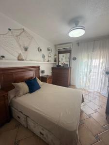 Ένα ή περισσότερα κρεβάτια σε δωμάτιο στο 3 minutes from the sea and the beach