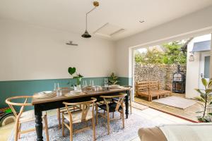 ein Esszimmer mit Tisch und Stühlen in der Unterkunft Beautiful 2 Bedroom Cottage in the Cotswolds in Churchill