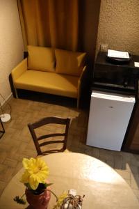 a living room with a couch and a table at Tour des hirondelles in Écuras
