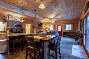 Köök või kööginurk majutusasutuses Maple Valley Farm House By Avada Properties