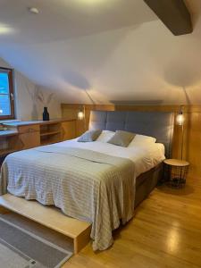 a bedroom with a large white bed in a room at May's Apartments & Restaurant in Obervellach