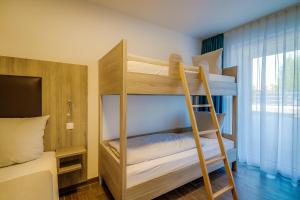 a bunk bed room with two bunk beds at LAGOVIDA Möwenblick c am Störmthaler See in Großpösna