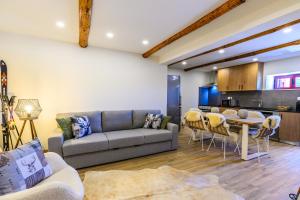 a living room with a couch and a table at Tréguas D'Inverno I in Seia
