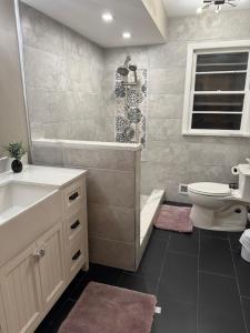 Ένα μπάνιο στο NY City View West Orange Villa 5 bedroom