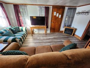 a living room with a couch and a flat screen tv at Country Living in West Monroe +1 photo