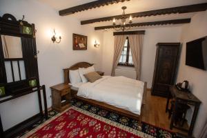 a bedroom with a large bed and a window at Odaile Brancovenesti -Maldaresti in Măldăreşti