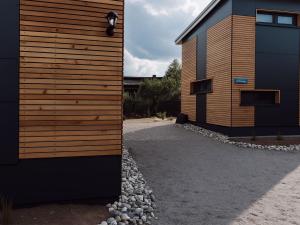 FreestにあるTiny House 3 Küstenlichtの木造の壁の家