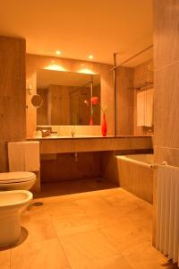 La salle de bains est pourvue d'un lavabo, de toilettes et d'un miroir. dans l'établissement Pousada Castelo de Alcacer do Sal, à Alcácer do Sal