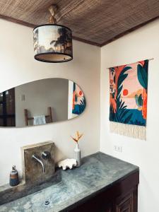サン・ヴィチェンテにあるBAIA - Beachfront Boutique Lodge in San Vicente, Palawanの洗面台と鏡のあるバスルーム +91枚の写真