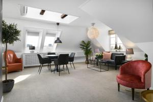 ein Wohnzimmer mit Tisch und Stühlen in der Unterkunft Hotel Tiffany in Kopenhagen