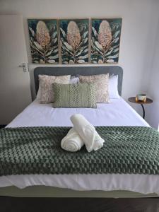 una cama con una almohada encima en Coastal Cove Langebaan, en Langebaan