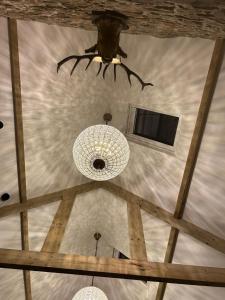eine Decke mit einem Kronleuchter und einer Decke in der Unterkunft Stable Cottages 1&2 beside Canal & Surfing Beaches in Bude
