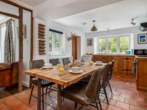 a kitchen and dining room with a wooden table and chairs at Pass the Keys Cotswold Country Style Living Chipping Norton in Chipping Norton
