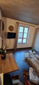 un salon avec un lit et une table dans l'établissement Appartement 1 personne centre ville, au Puy-en-Velay
