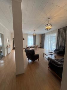 una sala de estar con un sofá y una mesa en Apartment MILU, en Mestia