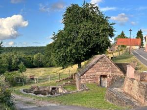 an old brick building on the side of a road at Petit coin de bonheur - 3 chambres & 1 poele à bois in Hultehouse