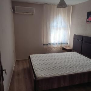 a bed in a bedroom with a window at ÇETİN HoME in Eskiömerler