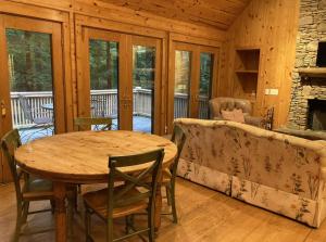 una sala de estar con una mesa y un sofá en Ruby Cabin at Splendor Mountain, en Tiger 13 fotos más