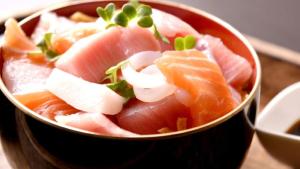 una ciotola di cibo con salmone e altri ingredienti di LiVEMAX RESORT Hakone Ashinoko a Hakone