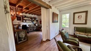 un soggiorno con divano e sedie di Maison de Campagne Authentique – Havre de Paix pour Âmes Sensibles a Bernay-en-Ponthieu