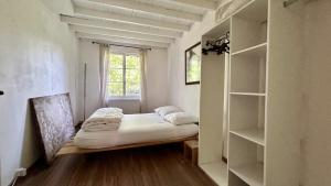 Camera piccola con letto e libreria. di Maison de Campagne Authentique – Havre de Paix pour Âmes Sensibles a Bernay-en-Ponthieu