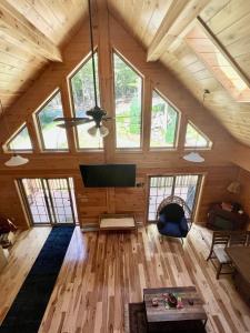 Телевизор и/или развлекательный центр в Luxury Cabin with Outdoor HotTub-NEW Construction +51 фотография