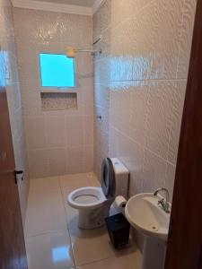 Ένα μπάνιο στο Casa Espaçosa com Piscina e Lazer Próxima ao Mar +10 φωτογραφίες