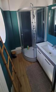 a bathroom with a shower and a sink at Le Duplex Messin Calais Nord Plage - proche Ferry in Calais