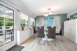 Una cocina y un comedor con mesa y sillas. en Haus Ankerplatz, en Wischhafen