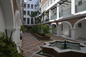 ein Innenhof eines Gebäudes mit Pflanzen und einem Brunnen in der Unterkunft Benalmádena Beach Apartment in Benalmádena