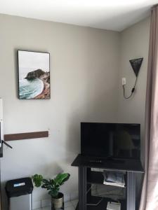 Et tv og/eller underholdning på Pornic 2 flat NearBeach 1 bedroom, pool, golf residence + 6 billeder