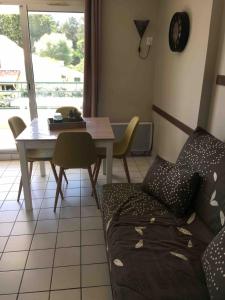 Et opholdsområde på Pornic 2 flat NearBeach 1 bedroom, pool, golf residence