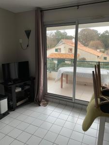 Et tv og/eller underholdning på Pornic 2 flat NearBeach 1 bedroom, pool, golf residence